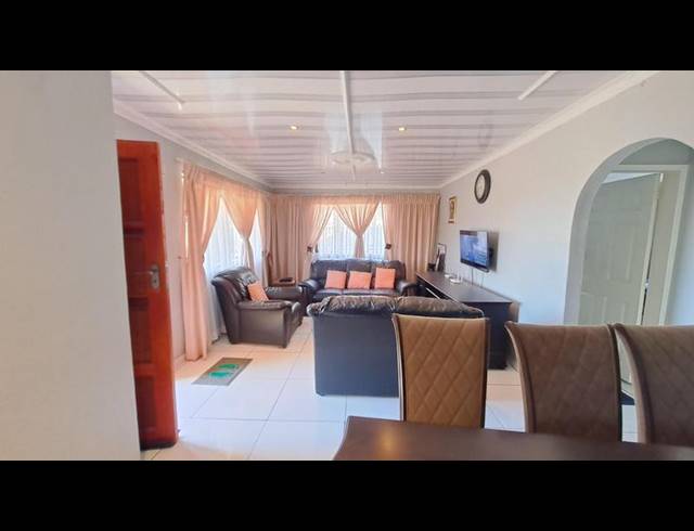 5 BEDROOM HOUSE FOR SALE IN UMLAZI Z